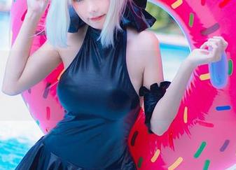 Kitkat Cosplay的短裙与美图的精彩搭配，让我想起了抗击重力的勇士！